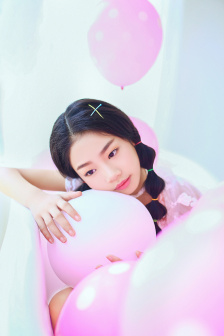 俄女网红办半裸派对